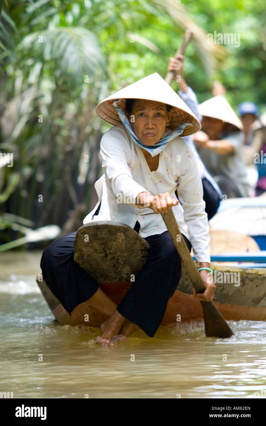 Pagaiando donna nel Delta del Mekong, Vietnam Foto Stock