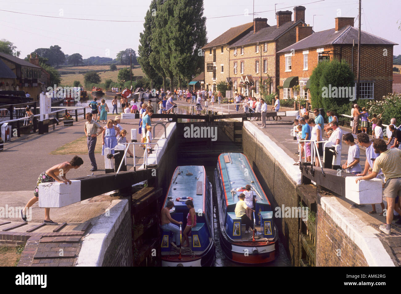 Stoke Bruerne Northamptonshire imbarcazioni strette nella serratura Foto Stock