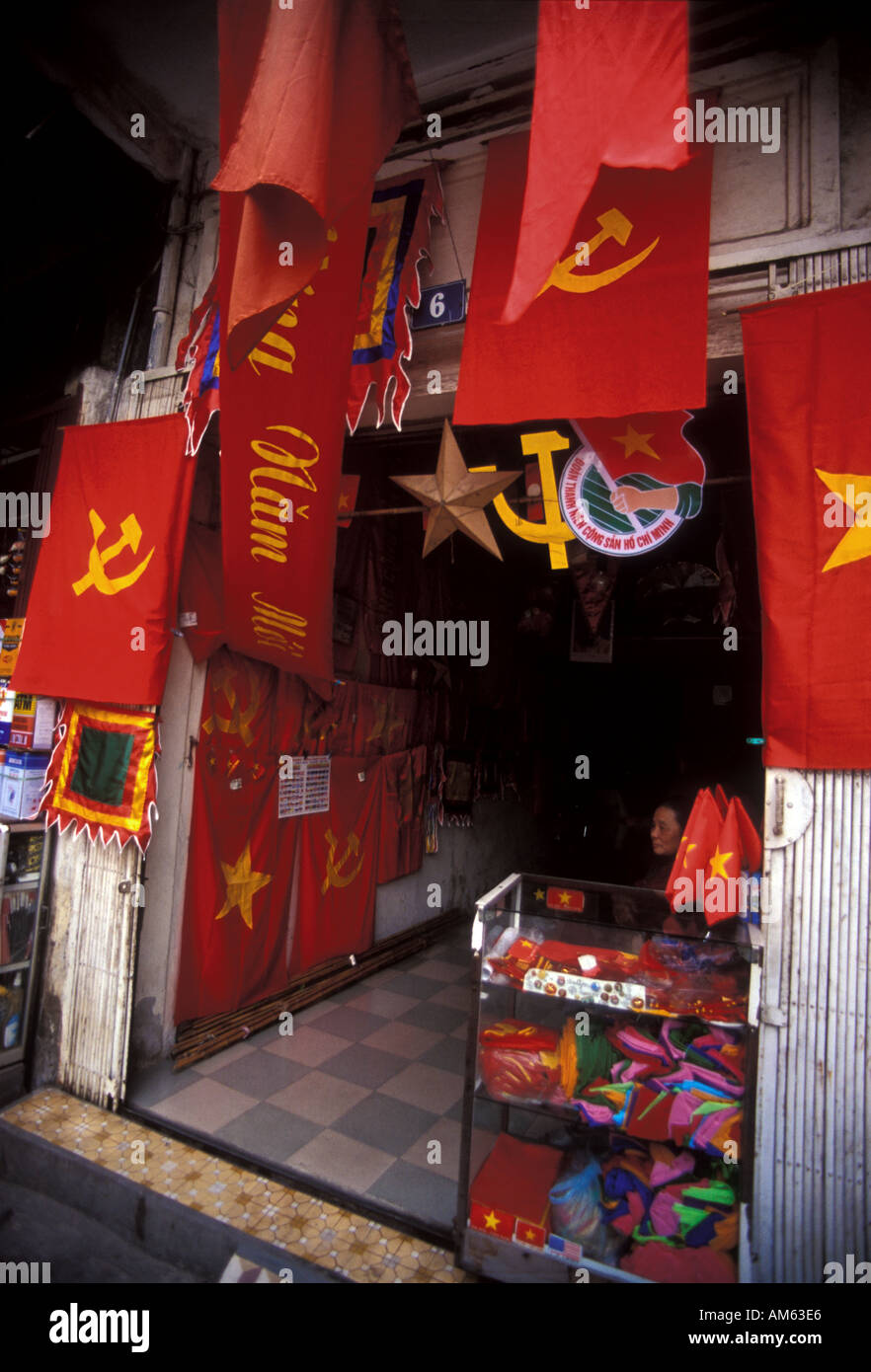 Il Vietnam un negozio nel centro di Hanoi comunista di vendita le bandiere e gli striscioni normalmente per i turisti Foto Stock