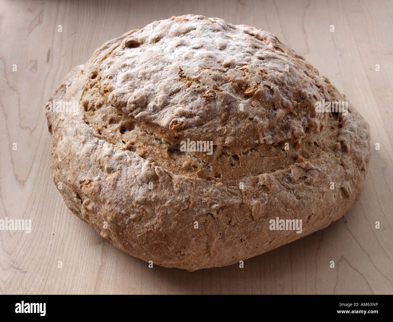 Un intero polacco il pane di segale focaccia chleb zynti cibo editoriale Foto Stock