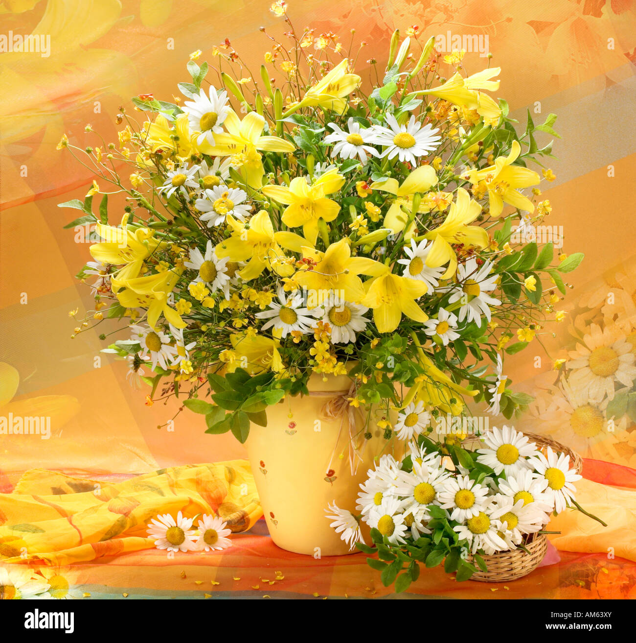 Studio disposti colorati mazzo bouquet di primavera in fiore fiori in un vaso su uno sfondo color pastello Foto Stock