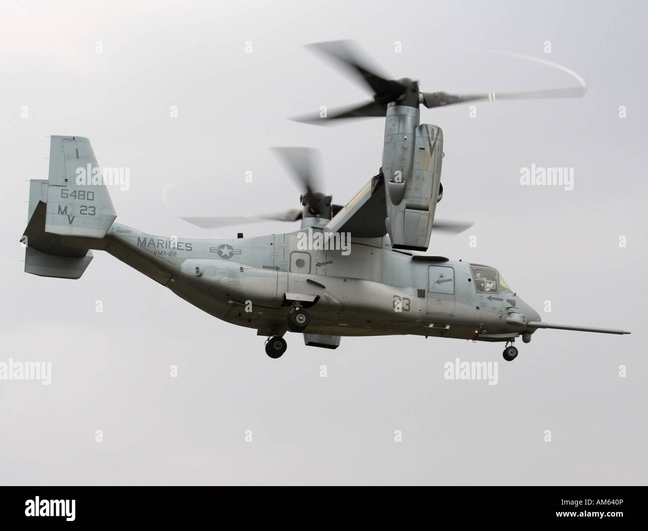 Bell-Boeing MV-22B Osprey aeromobile a rotore inclinabile di Marines americani nella modalità di visualizzazione al passaggio del mouse con motori ruotata verso l'alto Foto Stock