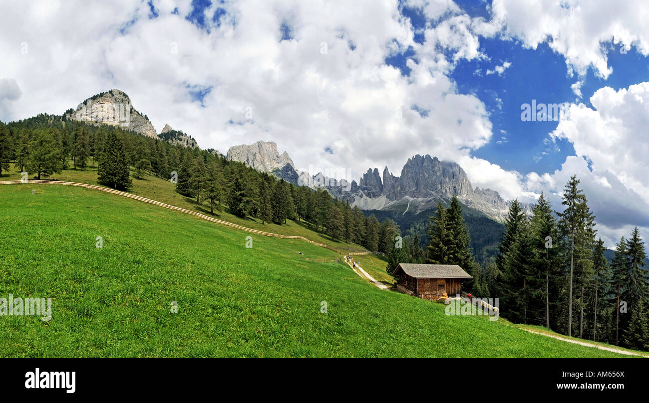 Panorama di montagna con capanna in gruppo del Catinaccio, alto adige, italia Foto Stock