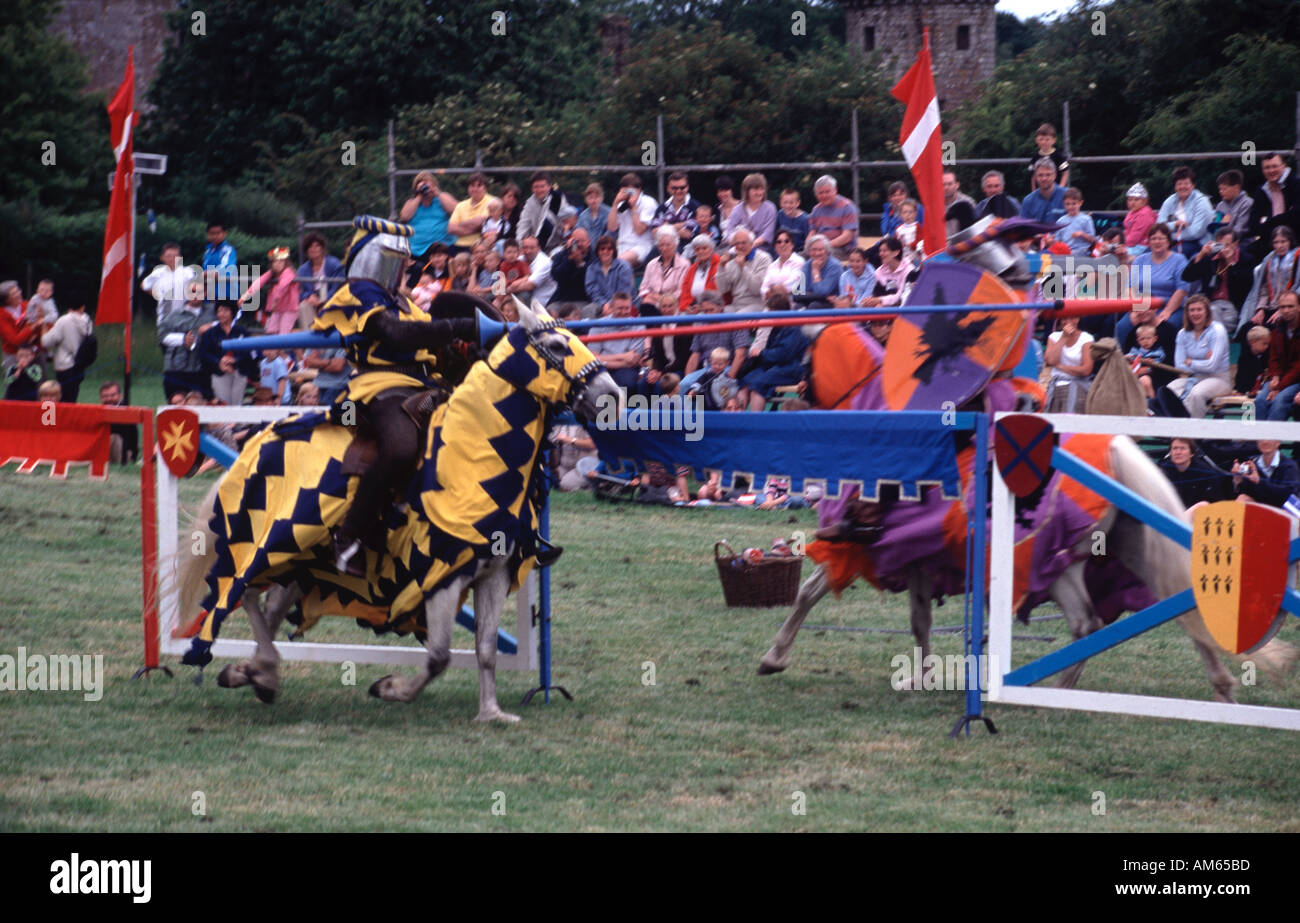 Cavalieri medievali giostre del torneo al Castello Scozzese Caerlaverock Foto Stock