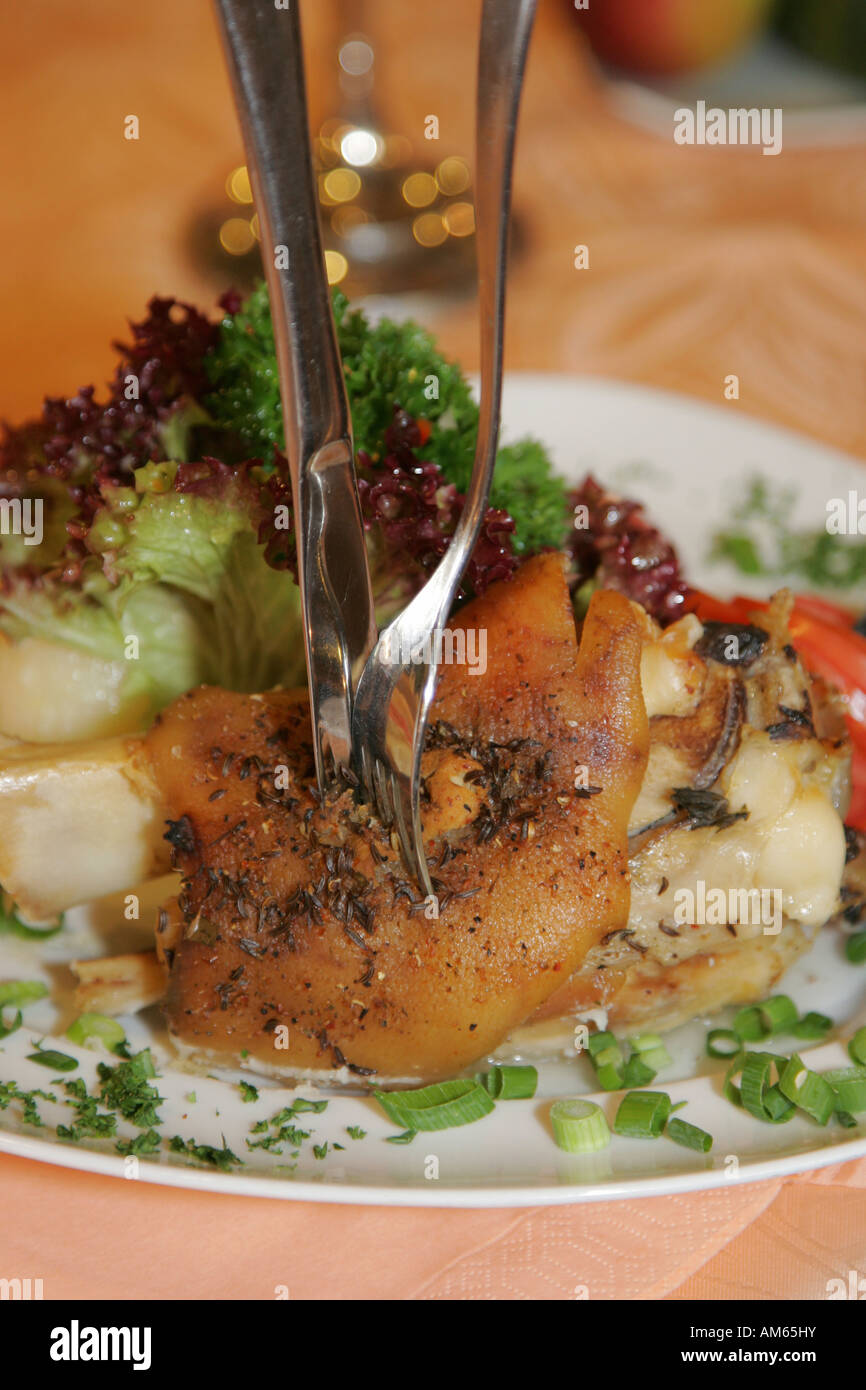 Hock con coleslaw e gnocchi Foto Stock