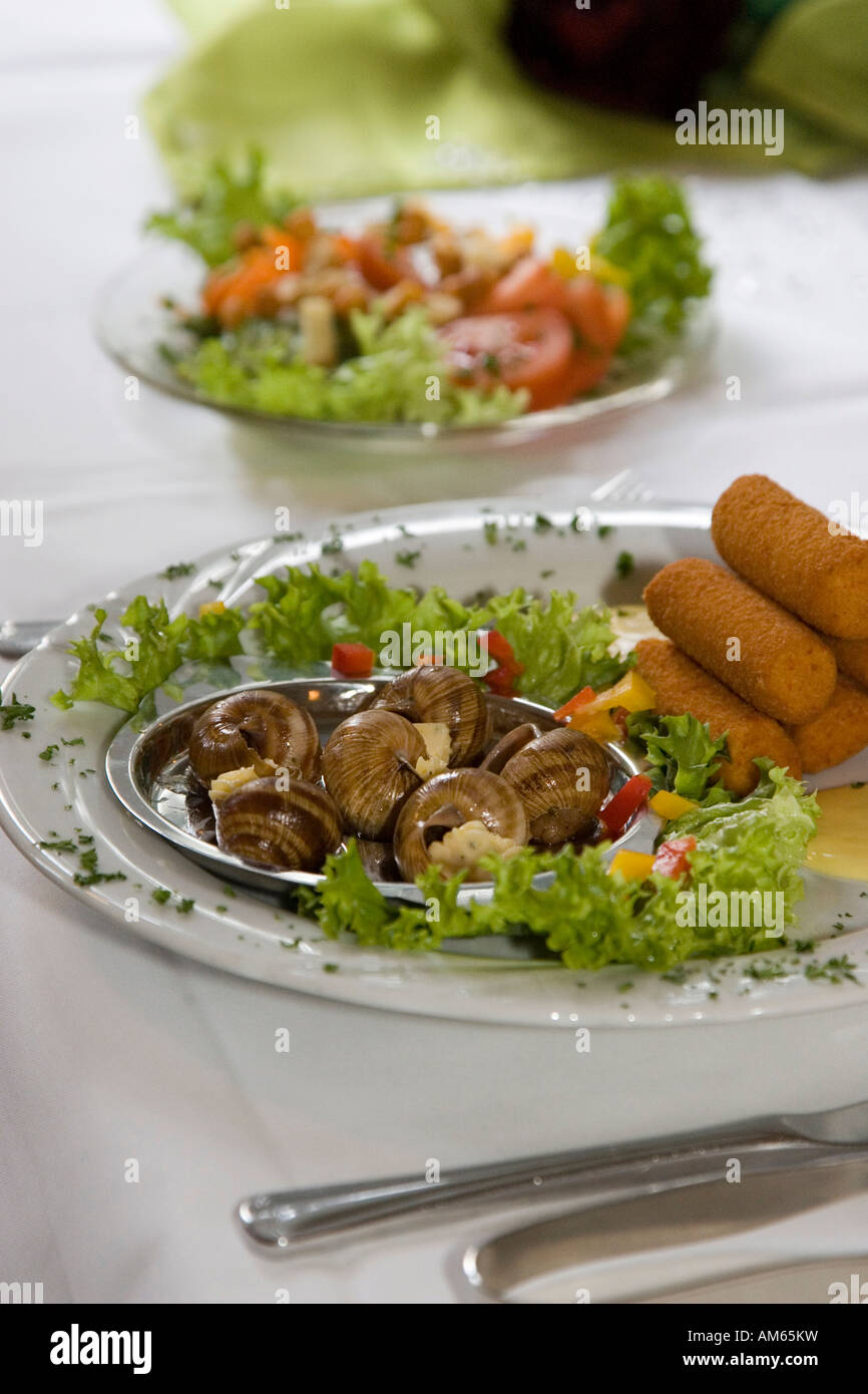 Escargots in burro erborinati con crocchette di purè di patate Foto Stock