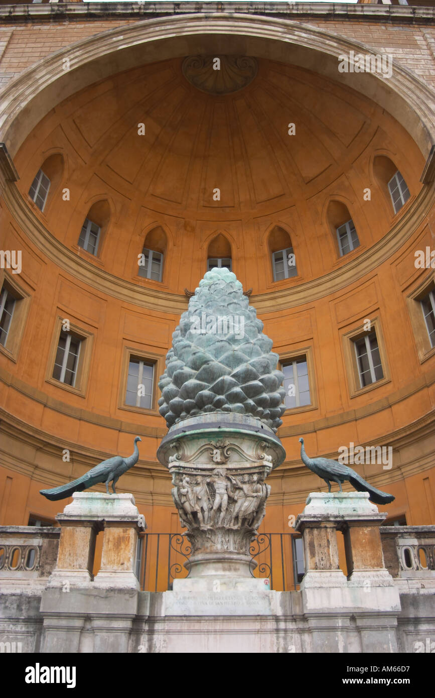 Intaglio di due pavoni e ananas. Museo del Vaticano, Roma, lazio, Italy. Foto Stock