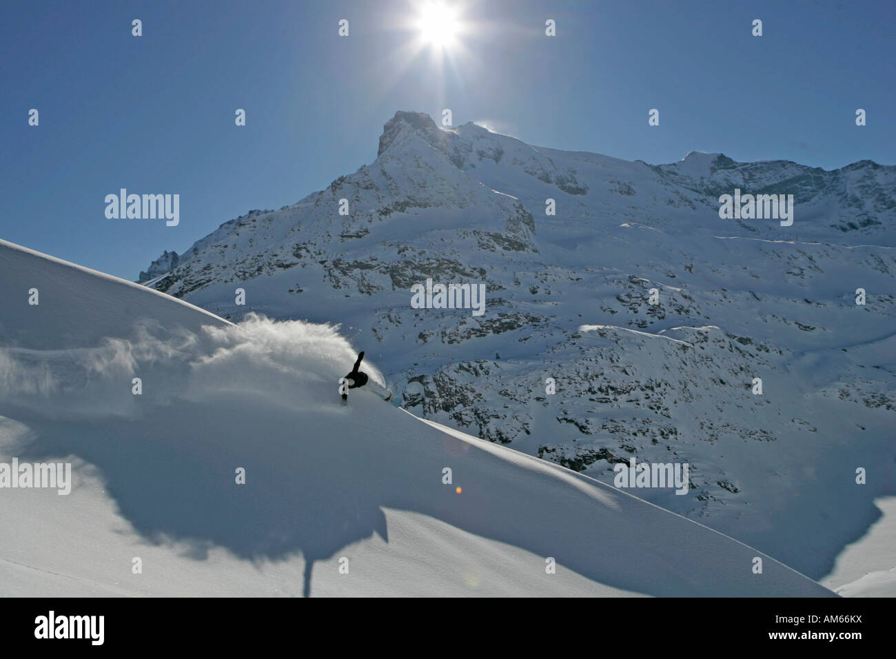 Uno snowboarder in fresco di neve profonda in Weisssee, Austria Foto Stock