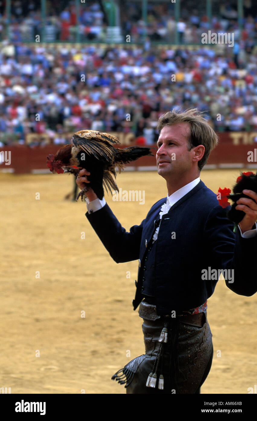 Jerez de la Frontera Antonio Domecq lasciando l'arena in trionfo con due orecchie e un gallo Foto Stock