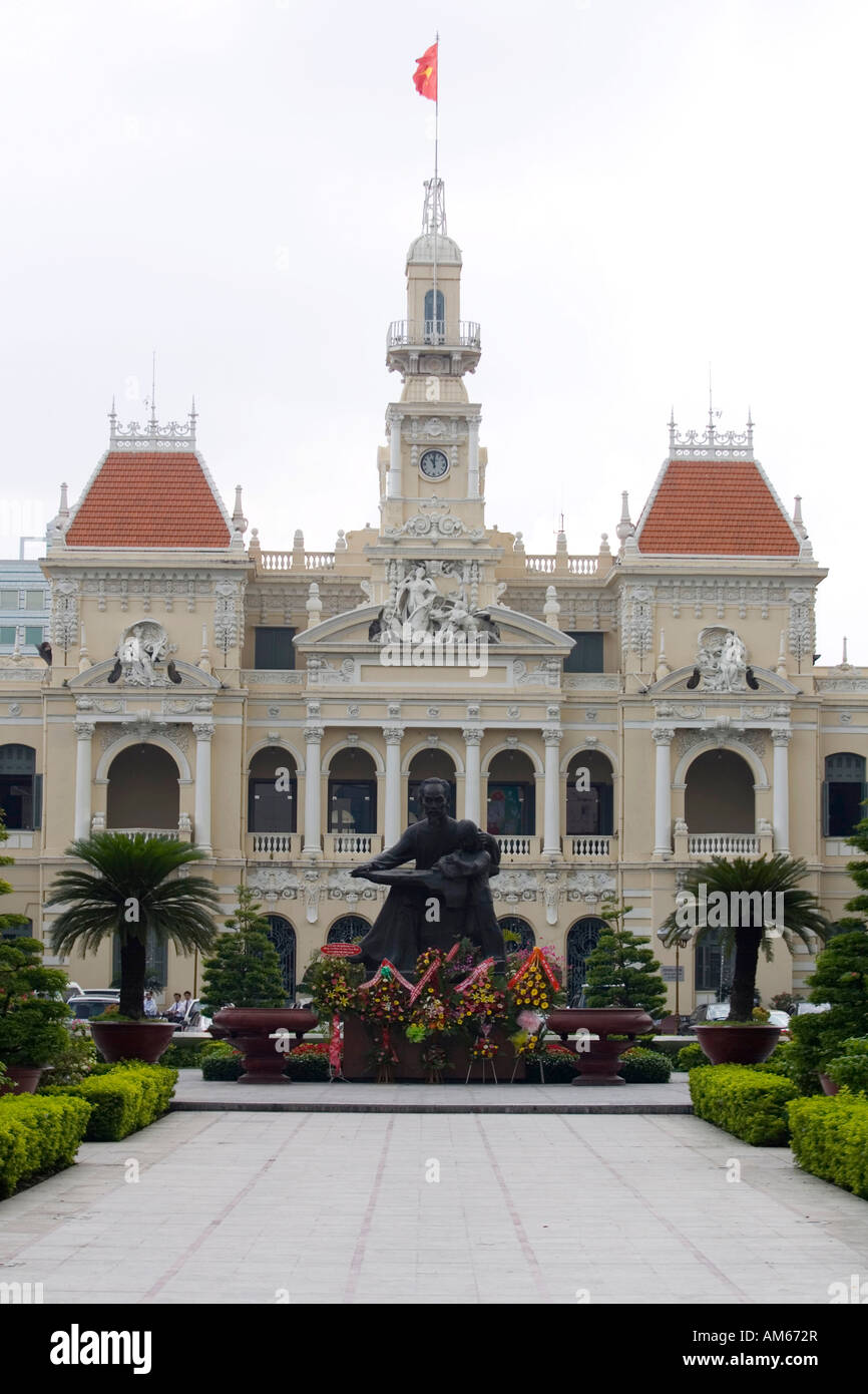 Municipio e Ho Chi Minh monumento in Ho Chi Minh City, a Saigon, Vietnam, Asia Foto Stock