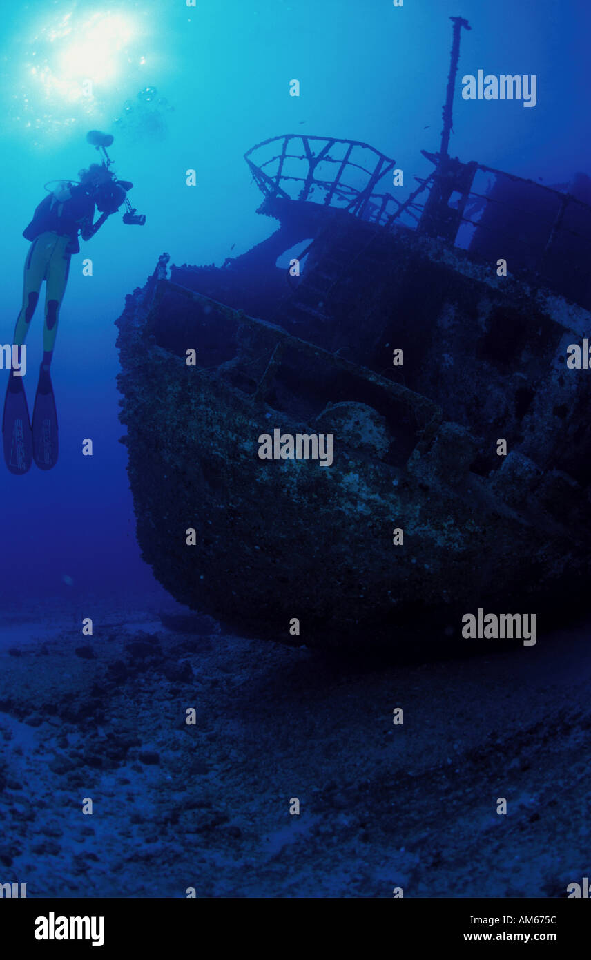 Operatore subacqueo e relitto Foto Stock