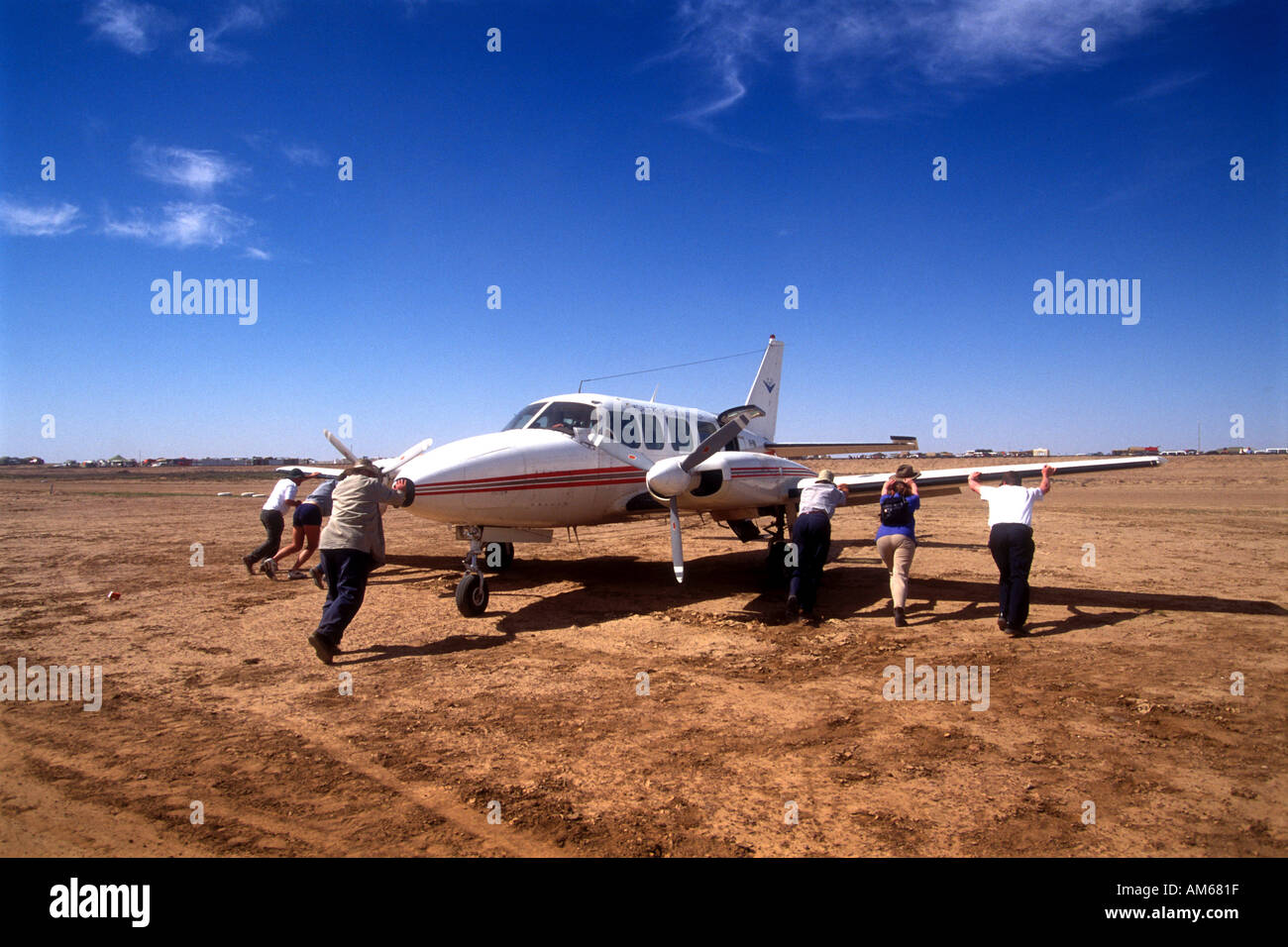 Ottobre 1996 Curdimurka South Australia Australia la Outback Curdimurka sfera tornando a casa spingendo un piano torna su disco Foto Stock