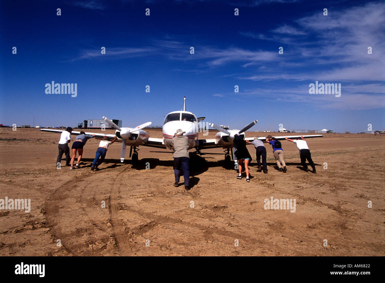 Ottobre 1996 Curdimurka South Australia Australia la Outback Curdimurka sfera tornando a casa spingendo un piano torna su disco Foto Stock
