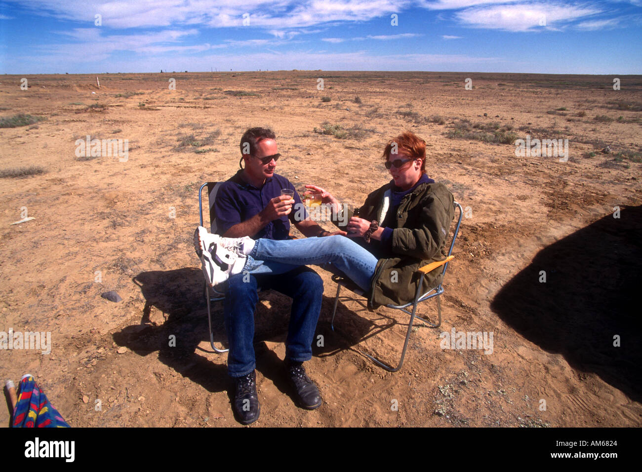 Ottobre 1996 Curdimurka South Australia Australia la Outback Curdimurka sfera la mattina dopo ancora bere sebbene il camp Foto Stock