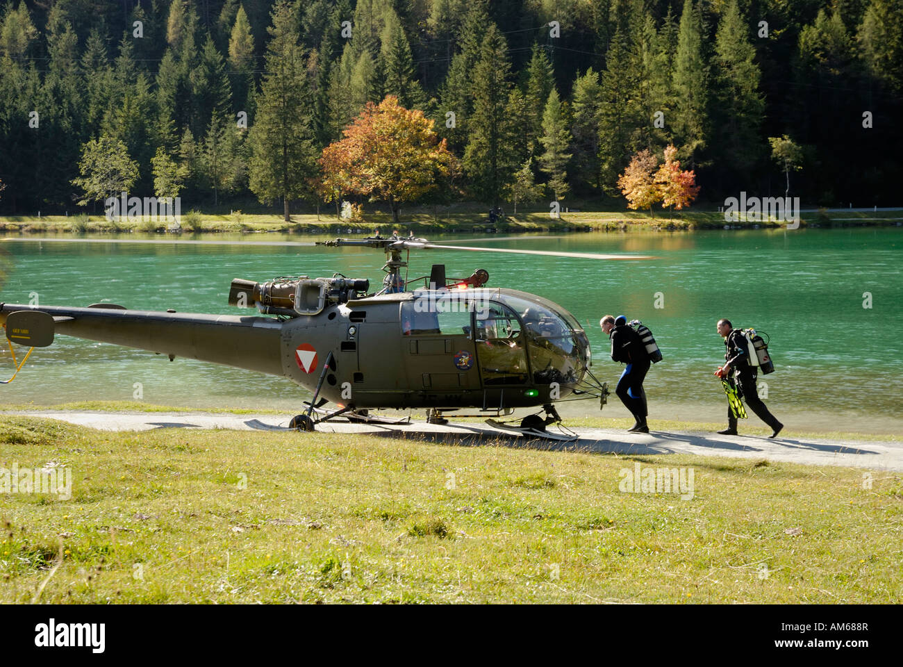 I membri della squadra di salvataggio in tute di immersione pronto per il montaggio di un elicottero a partecipare in esercitazione di soccorso al lago di Pillersee, Tirolo Aus Foto Stock