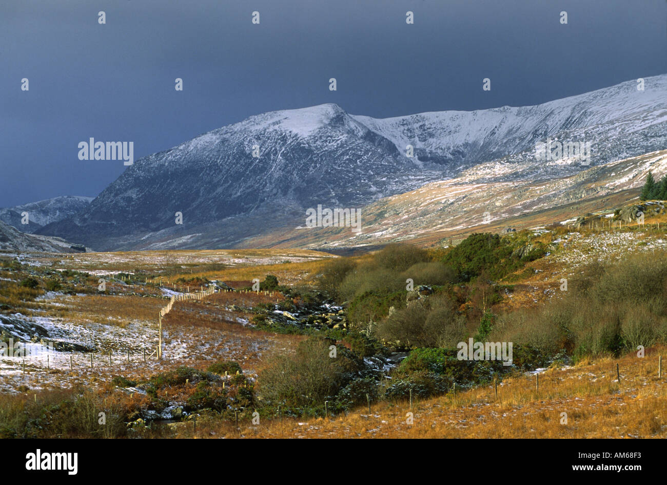 Una vista invernale nel Parco Nazionale di Snowdonia, Gwynedd, Wales, Regno Unito. Foto Stock