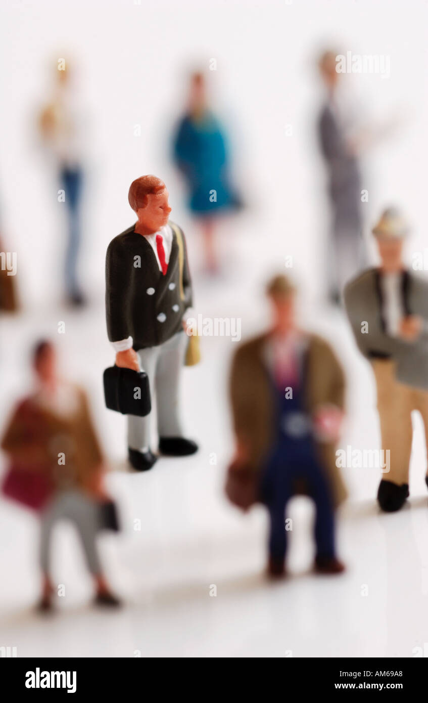 La Folla di imprenditori figure selettivamente concentrati su imprenditore nel medio con valigetta Foto Stock