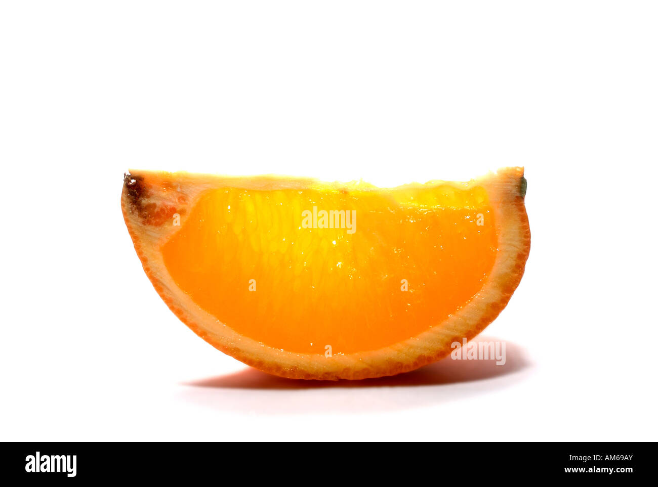 Una fetta di segmento arancione con un semplice sfondo bianco. Foto Stock