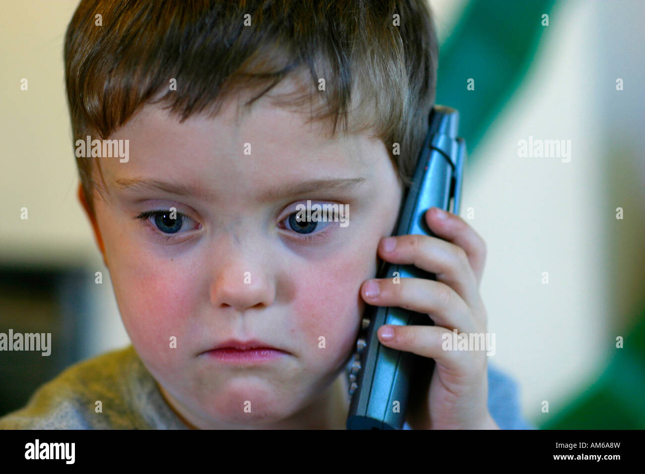 Sei-anno-vecchio Lewis effettuando una chiamata telefonica Foto Stock