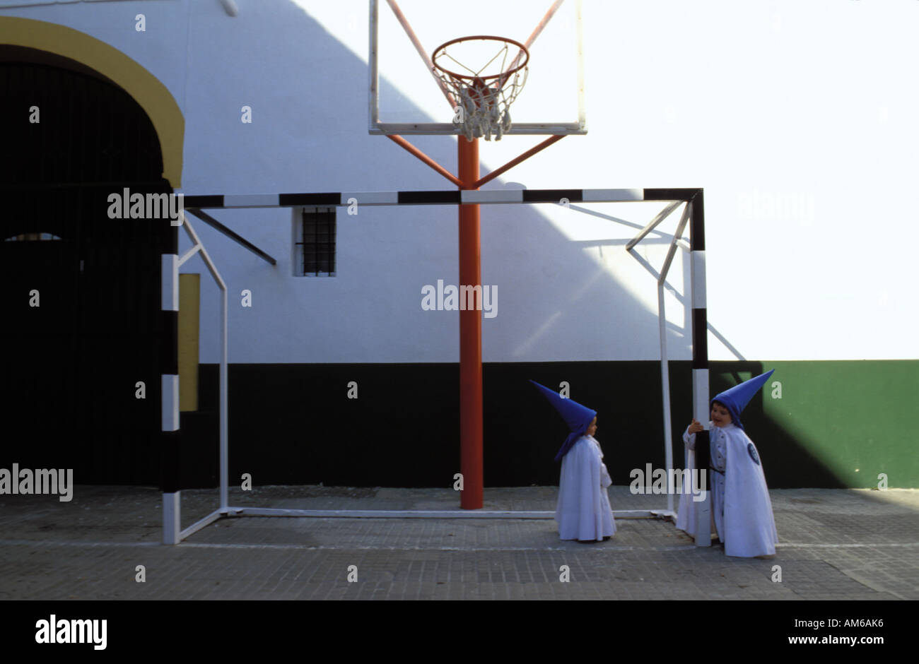 Jerez de la Frontera durante la settimana santa di orientale penitenti incappucciati stanno camminando per le strade di unirsi a loro fraternità Foto Stock