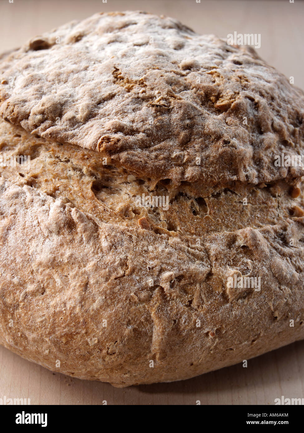 Un intero polacco il pane di segale focaccia chleb zynti cibo editoriale Foto Stock