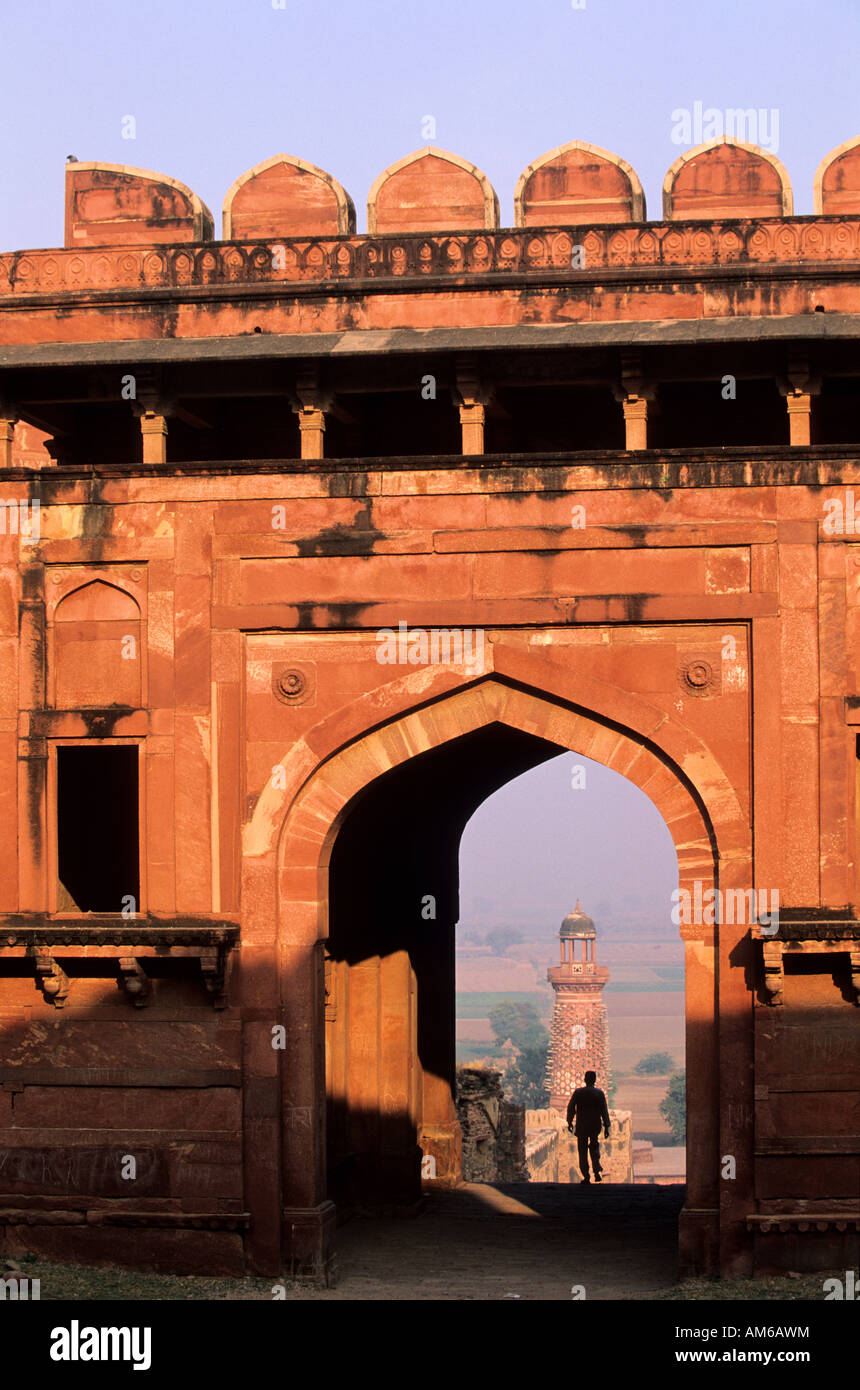 India, Uttar Pradesh, la città abbandonata di Fatehpur Sikri, gli elefanti gate e il minareto di cervo Foto Stock