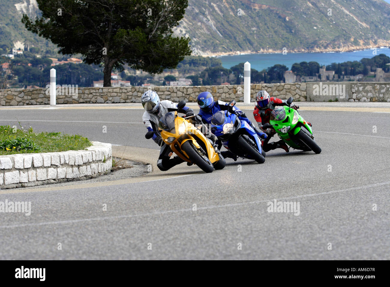 Tre moto in un letto Foto Stock