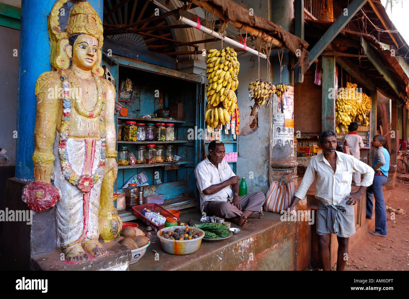 India, Karnataka, Gokarna, negozi nel villaggio Foto Stock