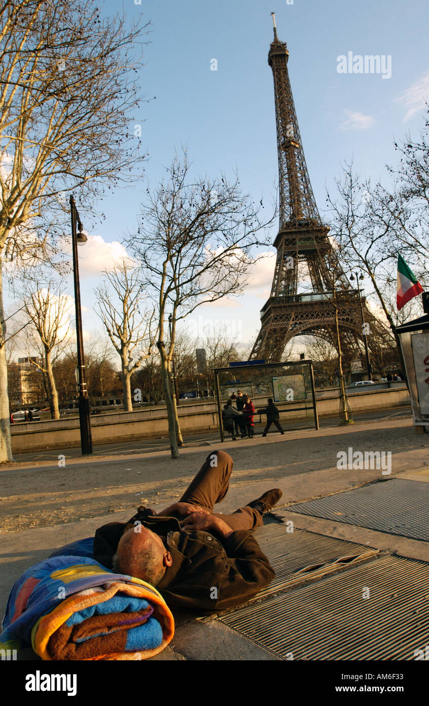 Senzatetto dormire vicino alla Tour Eiffel Parigi Francia Foto Stock