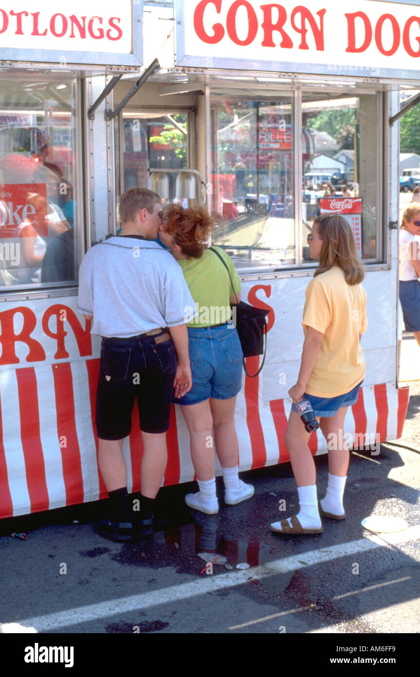 Giovane 24 kissing per concessione stand Grand Old Day Festival. St Paul Minnesota USA Foto Stock