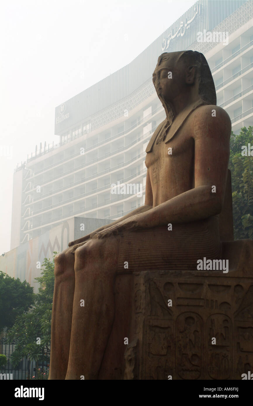 Il faraone statua al di fuori del Museo delle Antichità Egizie al Cairo, Egitto Foto Stock