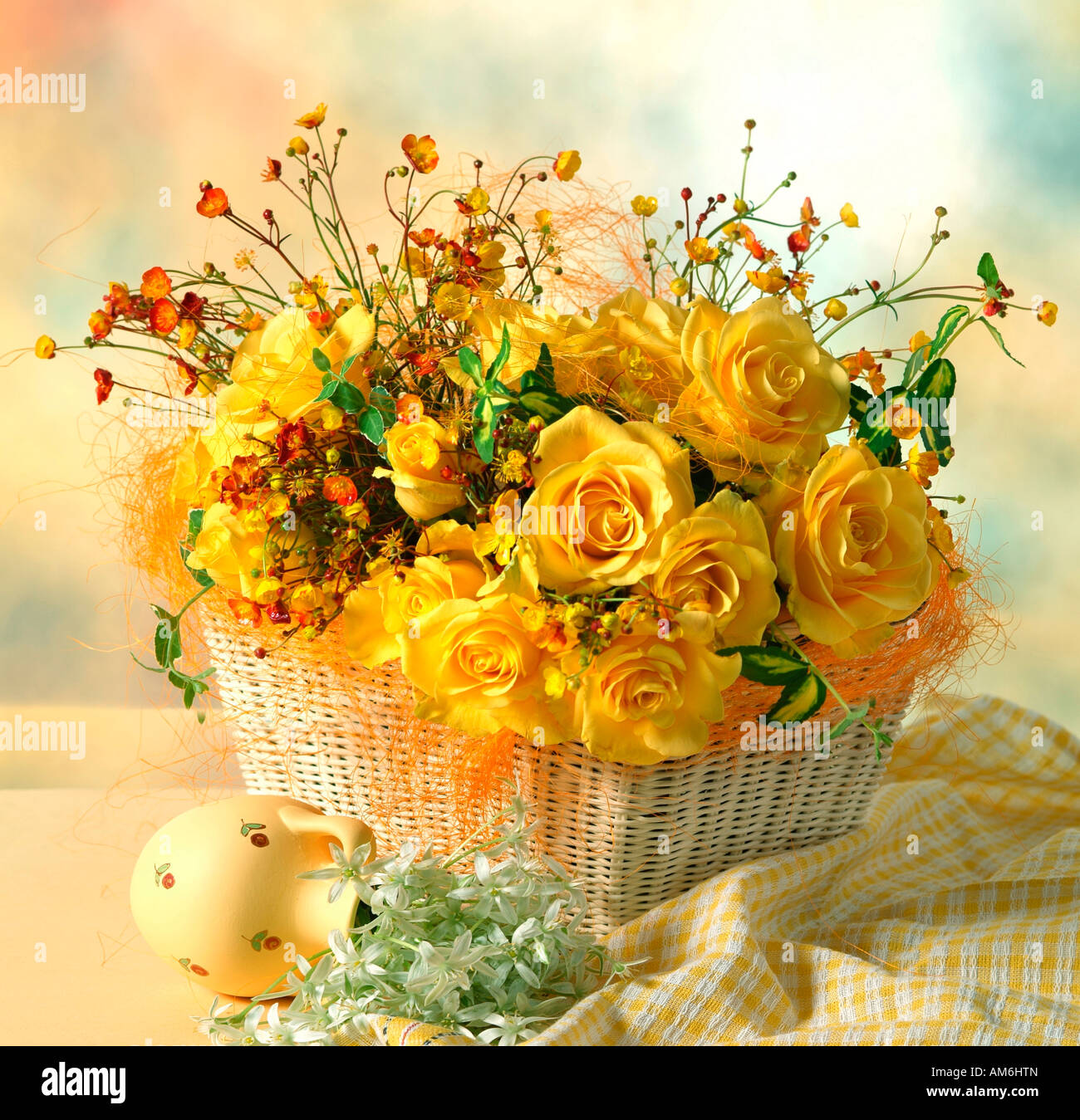 Studio disposti colorati mazzo bouquet di rose di colore giallo nel cesto su uno sfondo color pastello Foto Stock