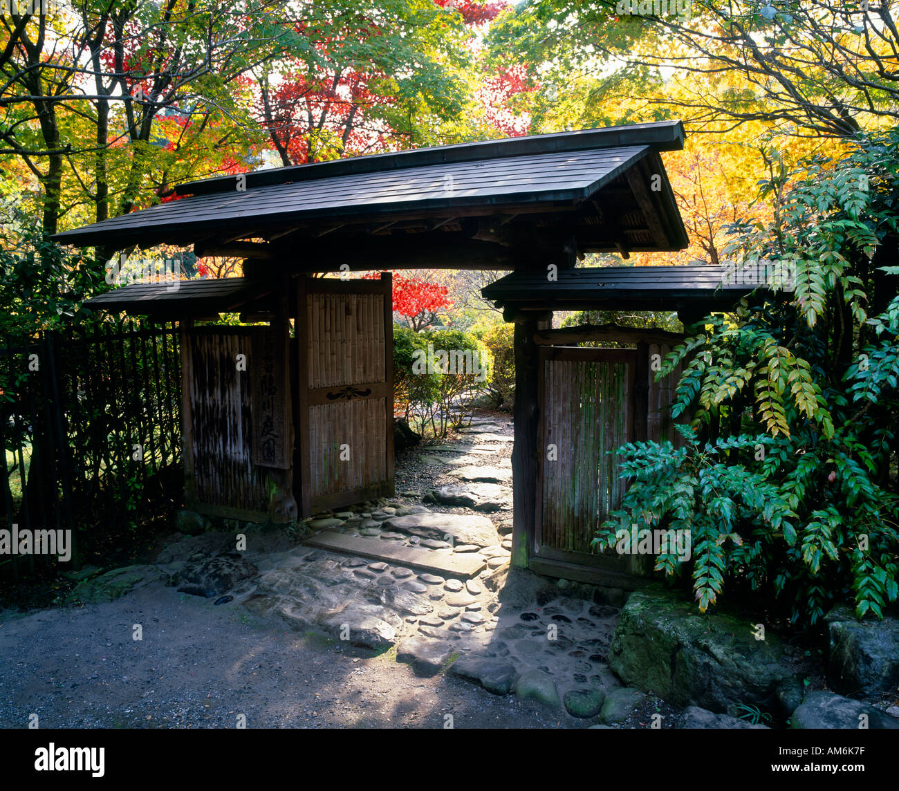 Entrata di un tipico giardino giapponese del tè vicino a Tokyo Giappone Foto Stock