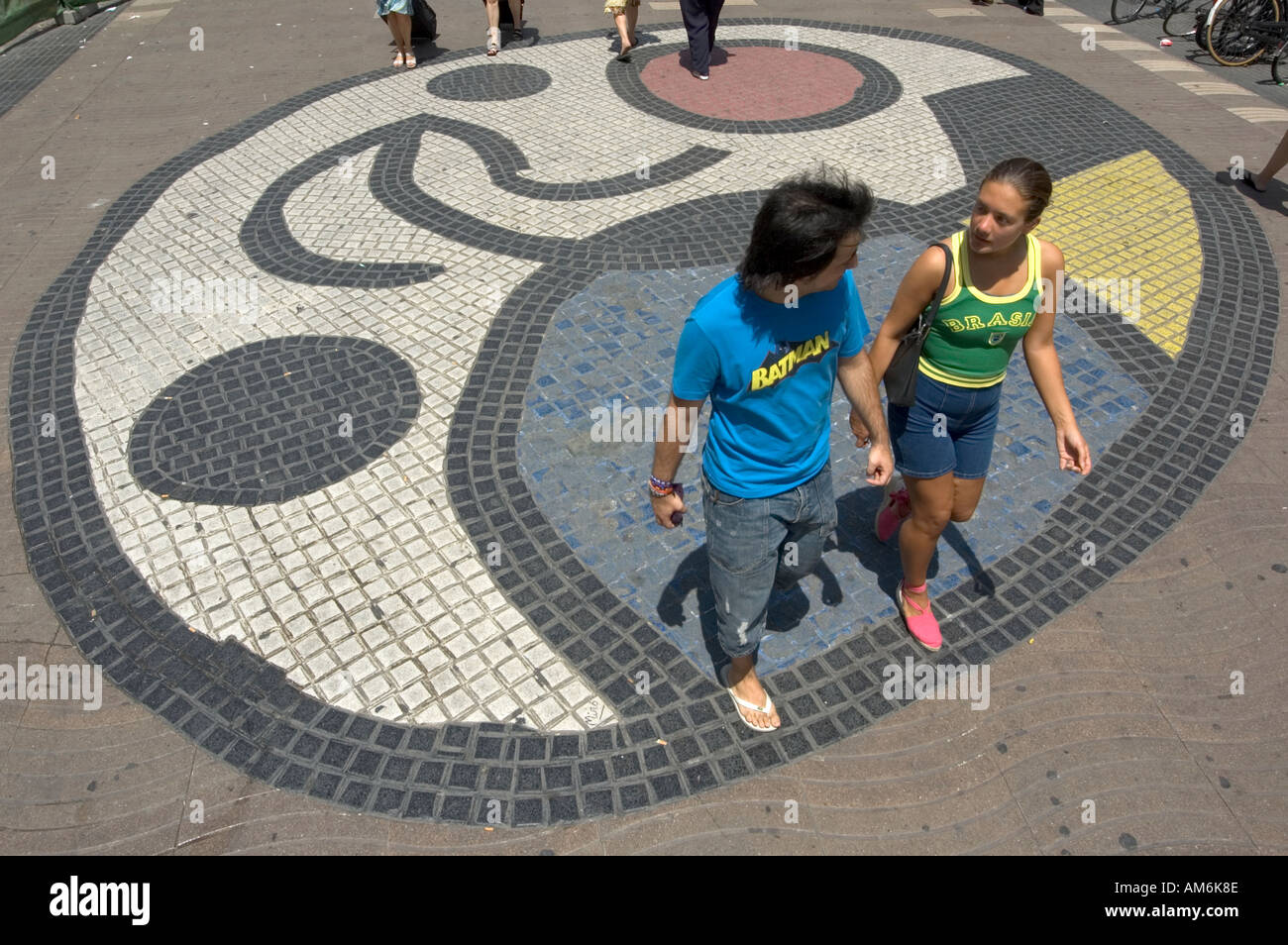 Las Ramblas. Pavimentazione mosaico di artista catalano Joan Miró di fronte al Bruno Quadras edificio. Barcellona Spagna Foto Stock