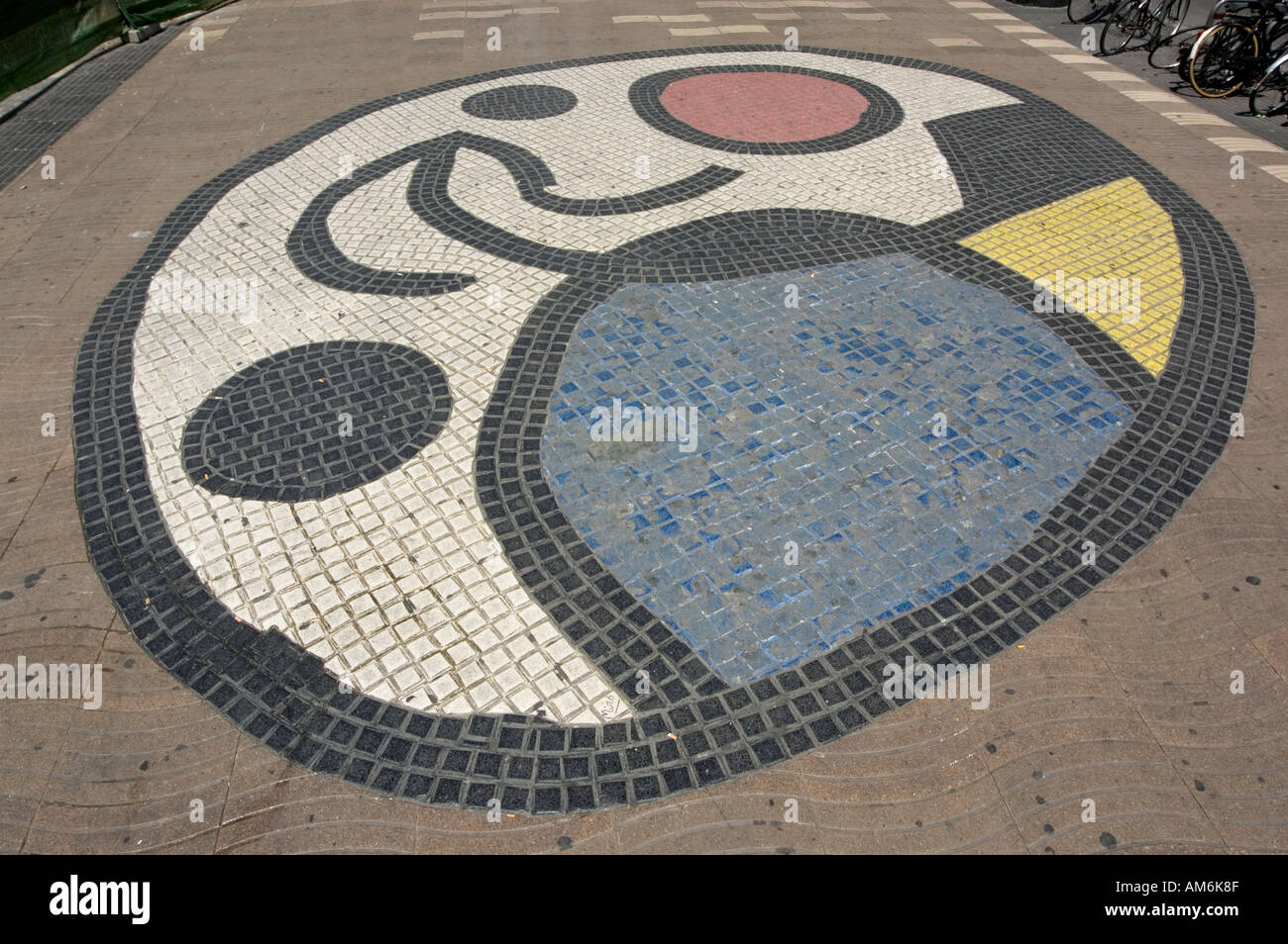 Las Ramblas. Pavimentazione mosaico di artista catalano Joan Miró di fronte al Bruno Quadras edificio. Barcellona Spagna Foto Stock