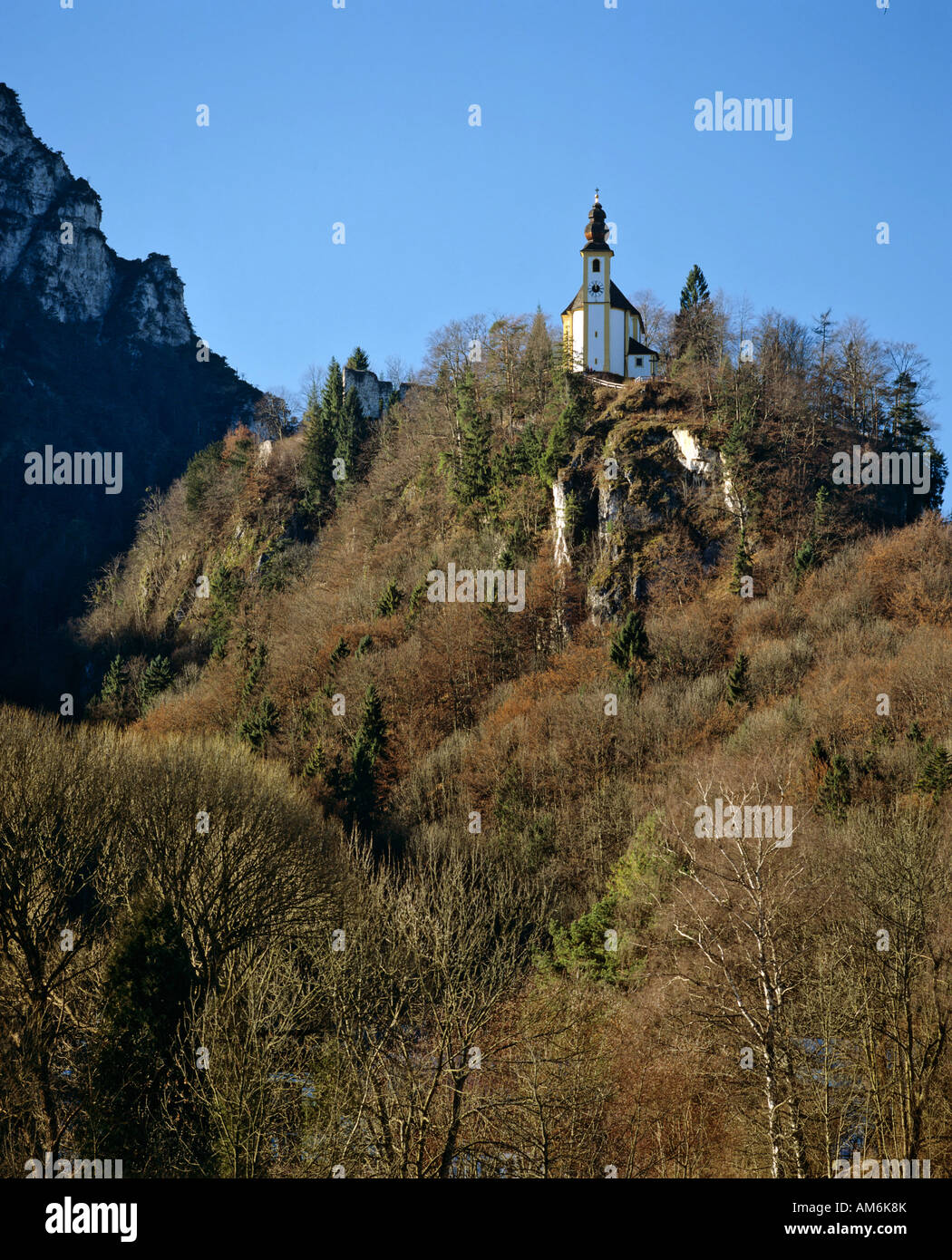 Il castello di Karlstein rovina con chiesa nei pressi di Bad Reichenhall, Berchtesgadener Land, Alta Baviera, Germania Foto Stock