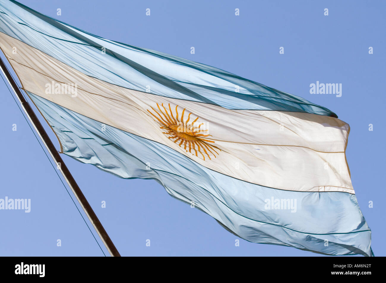 Bandiera argentina insieme contro un cielo blu chiaro Foto Stock