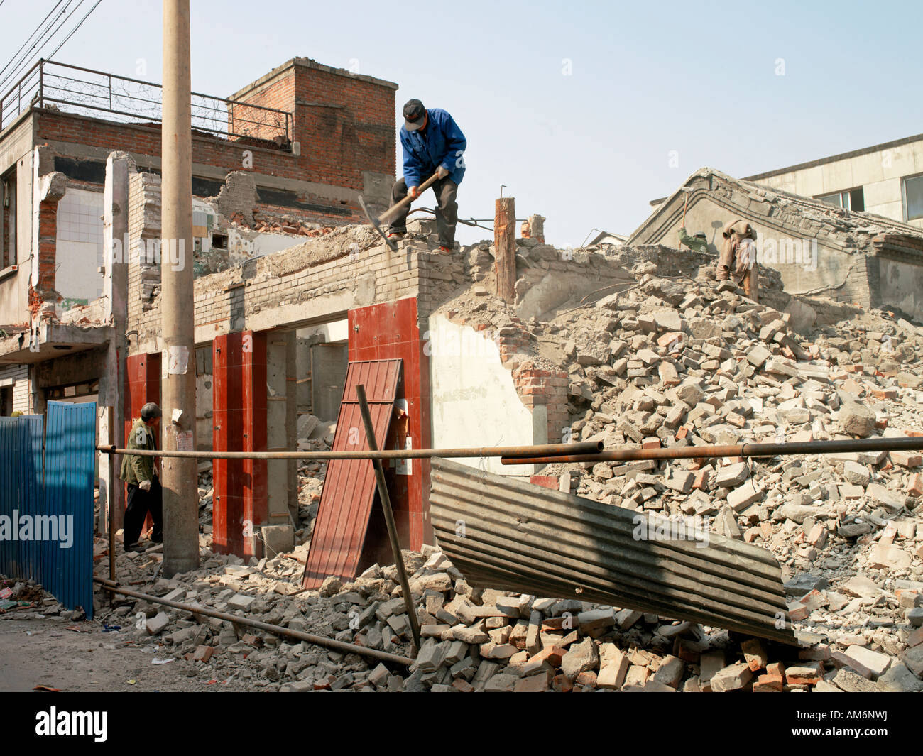 Lavoratori edili utilizzano una grande escavatore per scavare grandi appezzamenti di terreno attorno al Tempio Shaolin in Cina Foto Stock