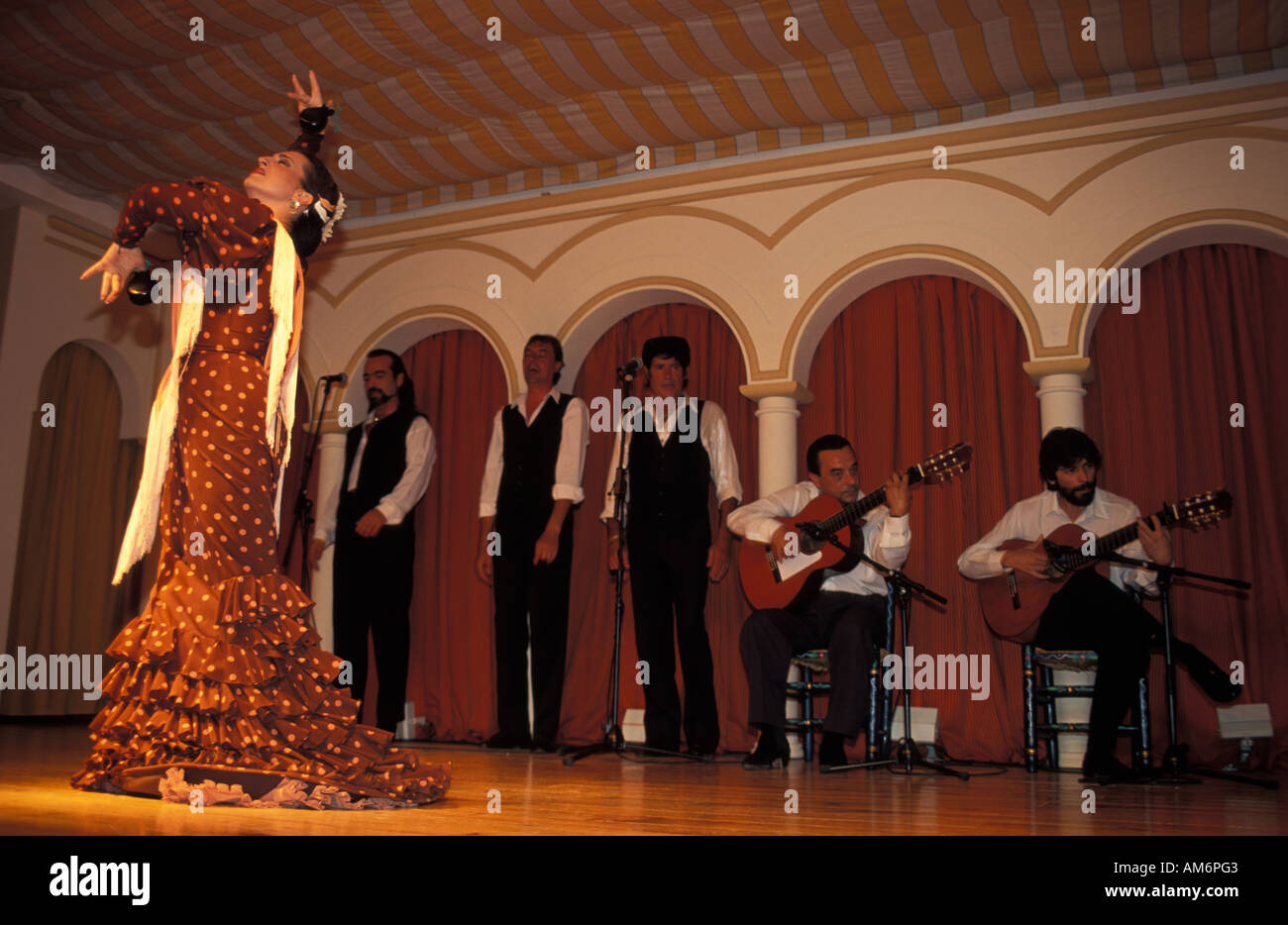 Sevilla un gruppo di flamenco di eseguire in un tablao per turisti Foto Stock