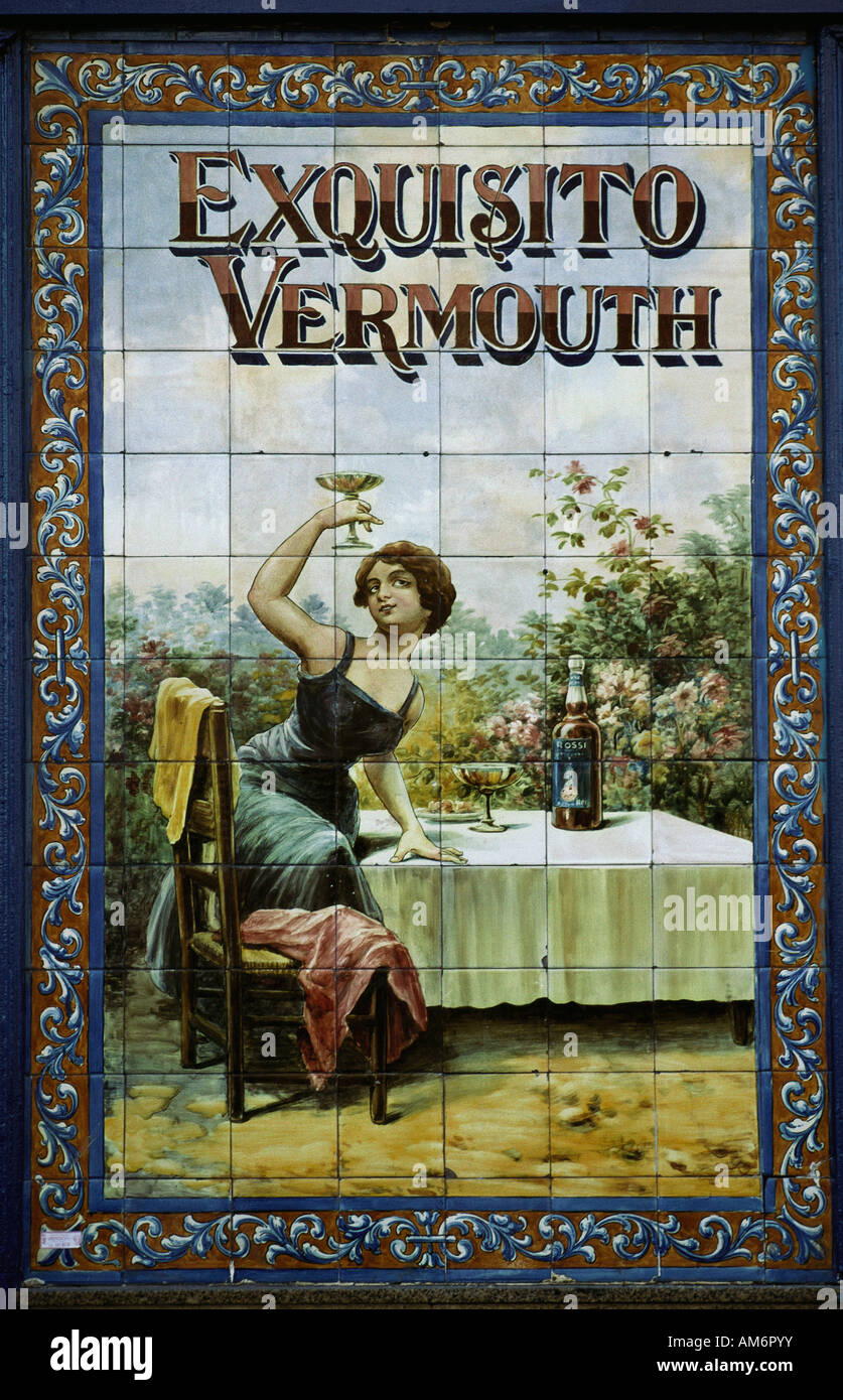 Madrid Spagna piastrella tradizionale lavoro o Azulejos sulla facciata della Bodegas Rosell Foto Stock