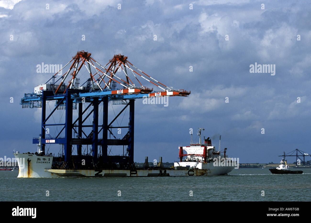 "Zhenhua 5' in arrivo al porto di Felixstowe dalla Shanghai Zhenhua Port Machinery Company (ZPMC) in Cina. Foto Stock