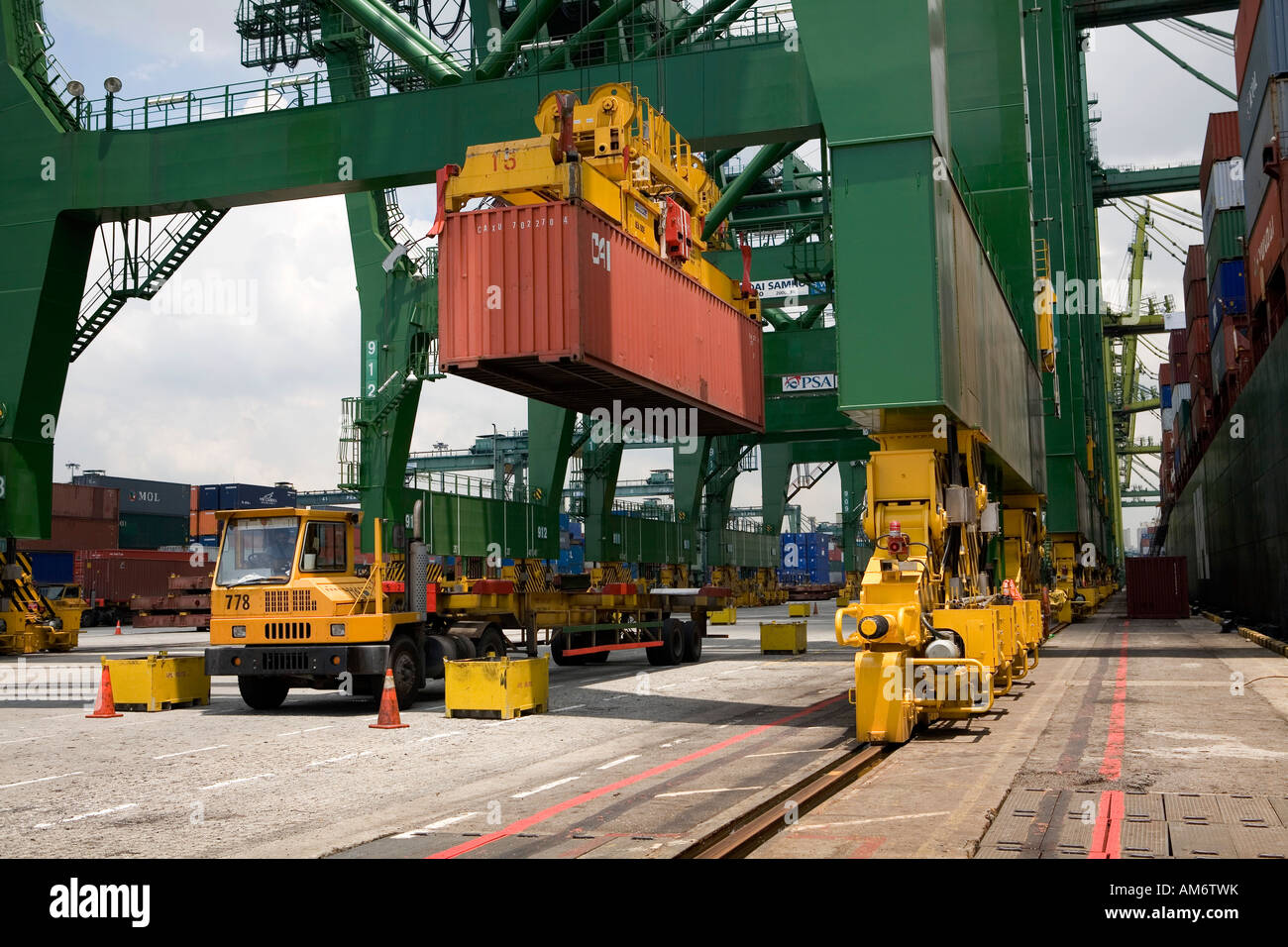 Macchinari per caricare e scaricare le navi da carico nel porto di Singapore Foto Stock