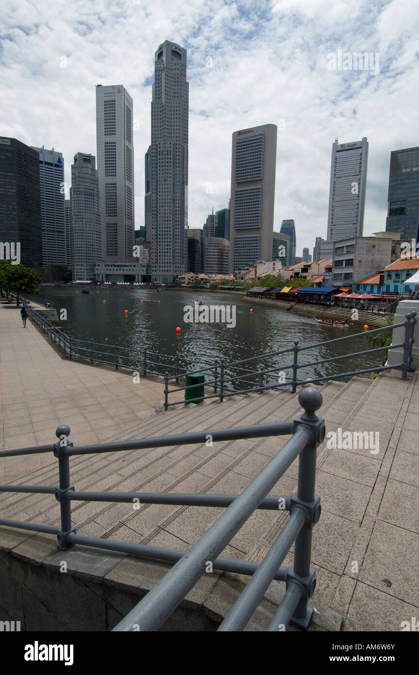 Scale che portano al quartiere degli affari al porto di Singapore Foto Stock