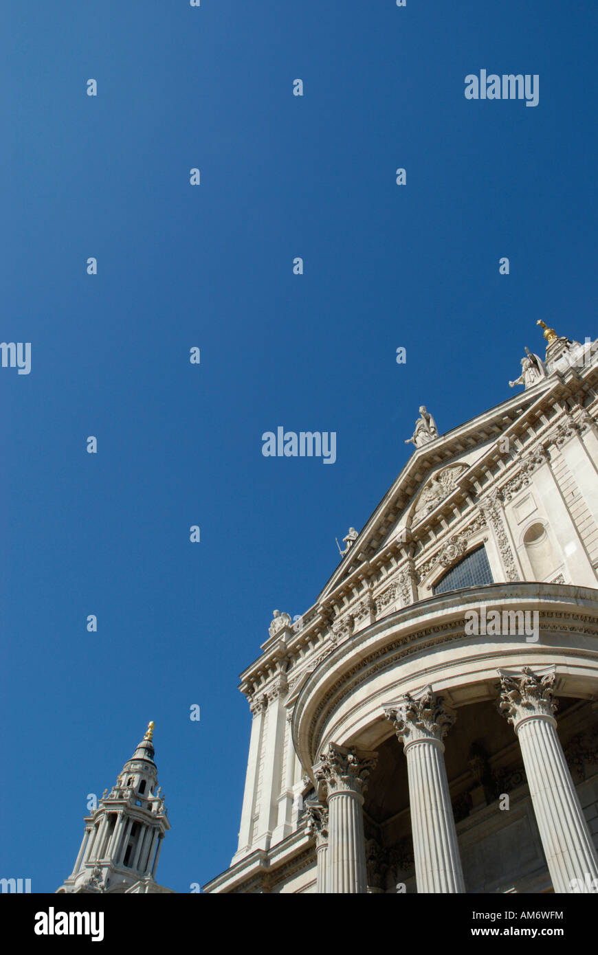 Recentemente ristrutturato esterno della Cattedrale di St Paul contro il cielo blu chiaro, Londra, Inghilterra, 2007 Foto Stock