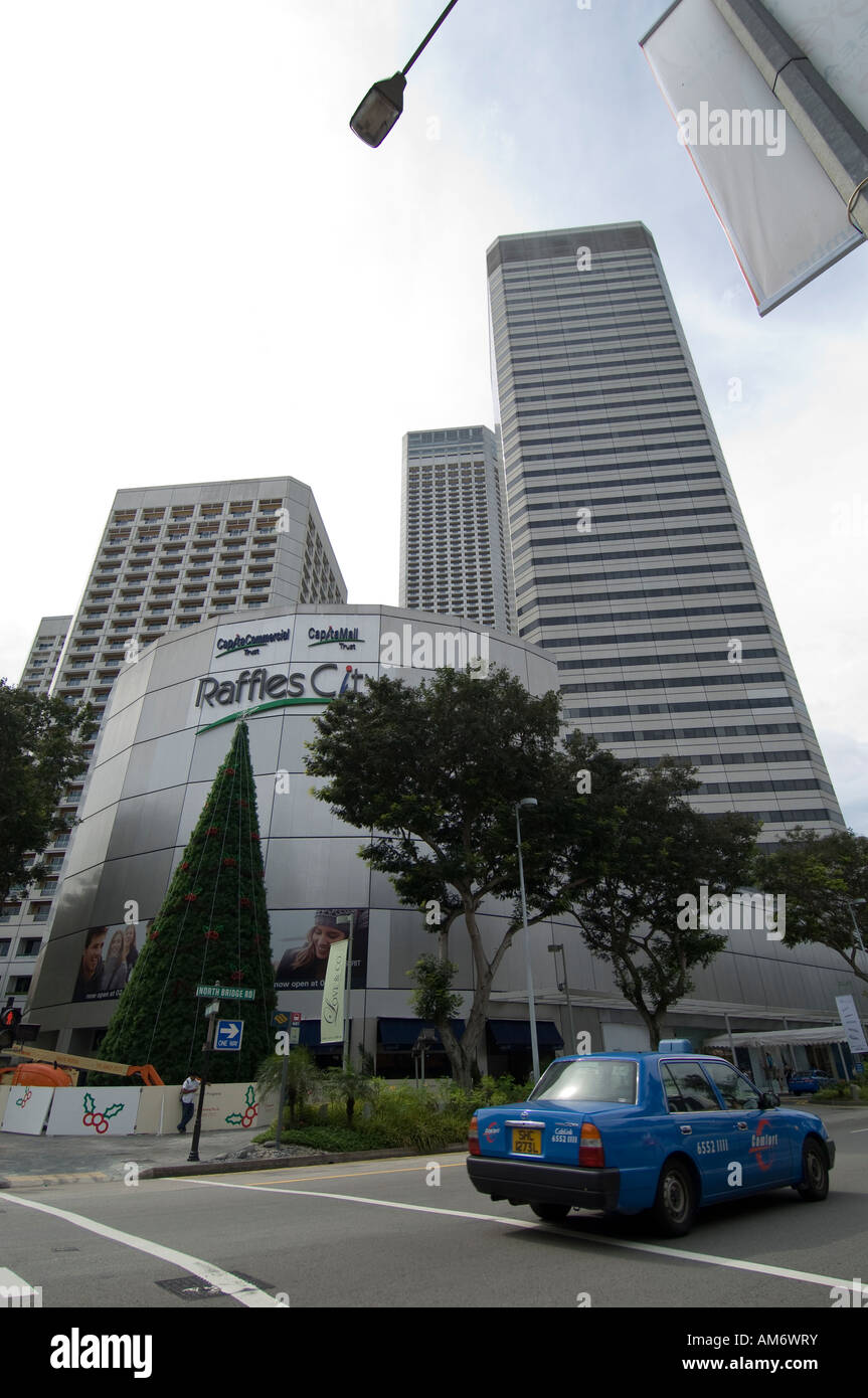 Raffles City shopping mall, Singapore Foto Stock