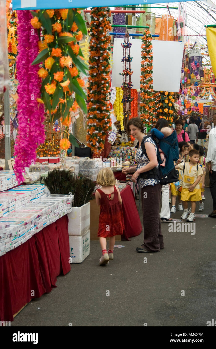 Le persone in cerca di un mercato in stallo in Little India, Singapore Foto Stock