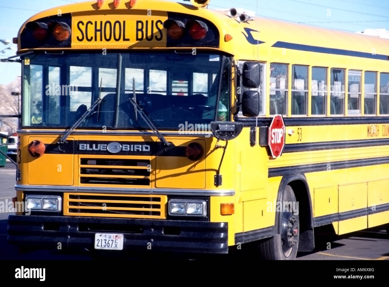 Una immagine di un colore giallo brillante, vuoto scuola bus. Potrebbe illustrare i concetti di scuola, istruzione, sicurezza dei bambini, bambini, futuro, ecc. Foto Stock