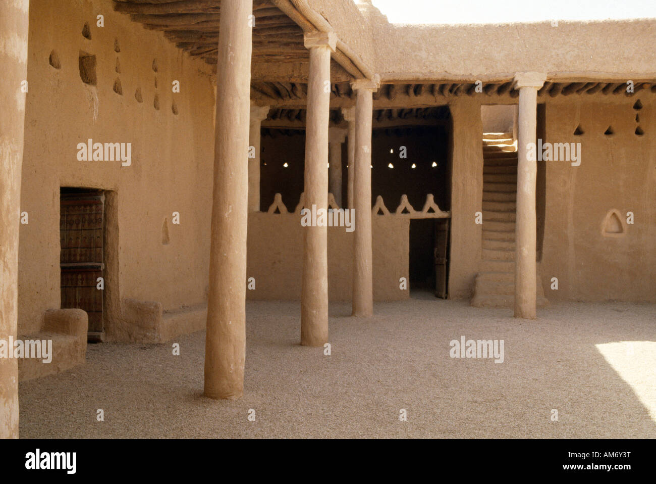 Diriyah Arabia Saudita restaurato cortile del palazzo di Nasser colonne di pietra calcarea Cemento & & Burnt argilla e sabbia miscelata con acqua Foto Stock