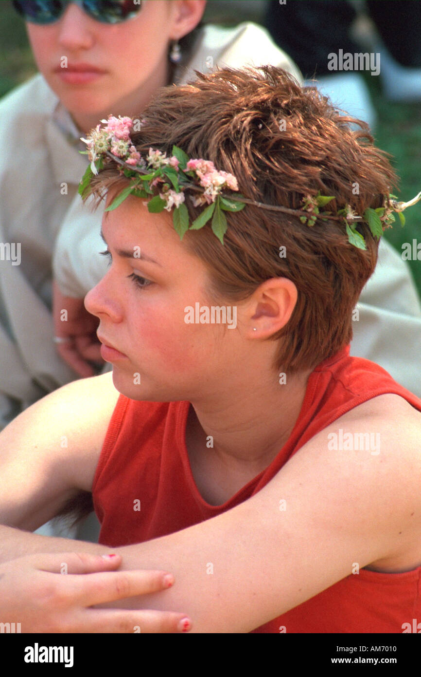 Teen età 18 con ghirlanda di fiori nel cuore della bestia giorno di maggio il Festival e Parade. Minneapolis Minnesota USA Foto Stock