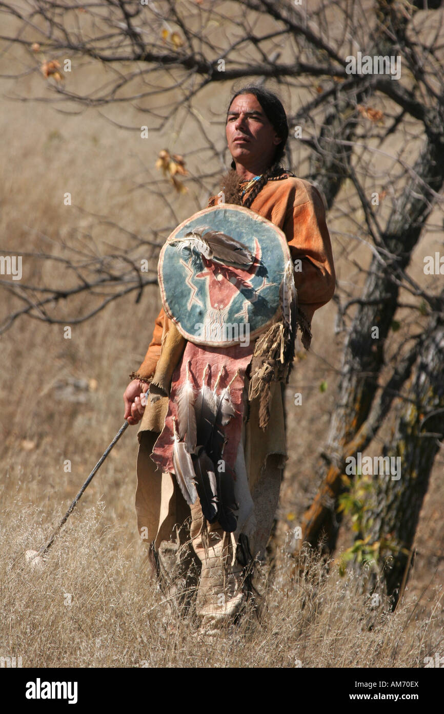 Un Native American Indian uomo in piedi con un'arma con uno scudo Foto Stock